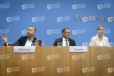 Bundespressekonferenz 'AfD - Auswirkungen der Landtagswahl in Sachsen-Anhalt auf die Bundespolitik' in Berlin
