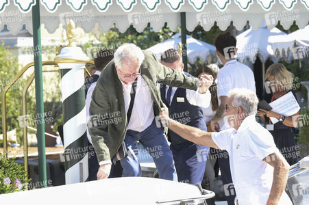 Abfahrt von Geoffrey Rush vom Hotel Excelsior, Internationale Filmfestspiele von Venedig 2026