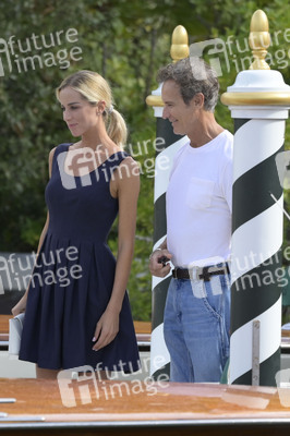 Abfahrt von Alessandro Benetton und Gloria Tonon vom Hotel Excelsior, Internationale Filmfestspiele von Venedig 2026