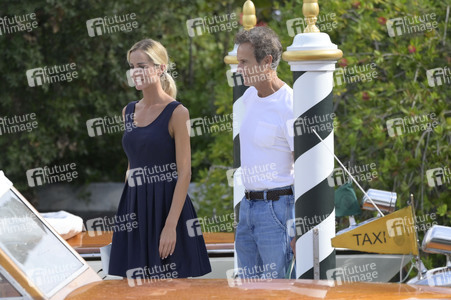 Abfahrt von Alessandro Benetton und Gloria Tonon vom Hotel Excelsior, Internationale Filmfestspiele von Venedig 2026