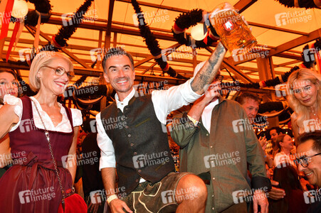 Wiesn Anstich im Schottenhamel Festzelt auf dem Oktoberfest 2026 in München