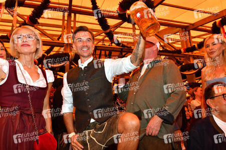 Wiesn Anstich im Schottenhamel Festzelt auf dem Oktoberfest 2026 in München