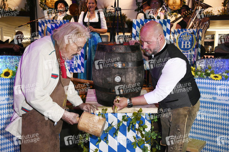 Wiesn Anstich 2026 im Hofbräu Berlin