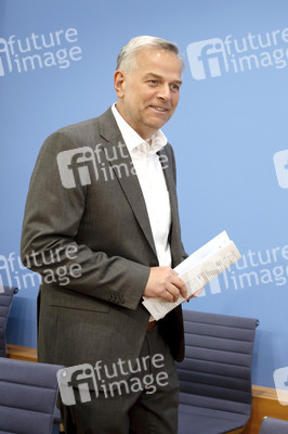 Bundespressekonferenz 'AfD - Auswirkungen der Landtagswahlen in Berlin und Mecklenburg-Vorpommern auf die Bundespolitik' in Berlin