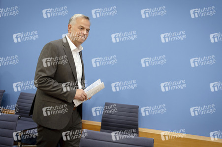 Bundespressekonferenz 'AfD - Auswirkungen der Landtagswahlen in Berlin und Mecklenburg-Vorpommern auf die Bundespolitik' in Berlin