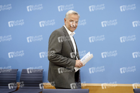 Bundespressekonferenz 'AfD - Auswirkungen der Landtagswahlen in Berlin und Mecklenburg-Vorpommern auf die Bundespolitik' in Berlin