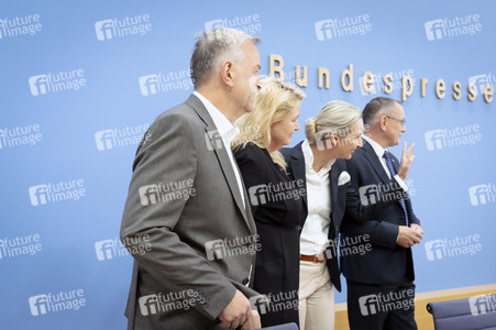 Bundespressekonferenz 'AfD - Auswirkungen der Landtagswahlen in Berlin und Mecklenburg-Vorpommern auf die Bundespolitik' in Berlin