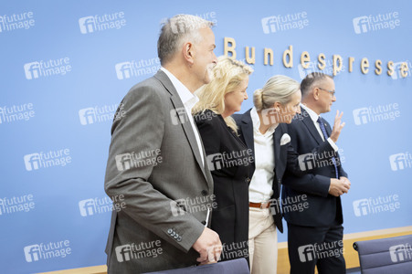 Bundespressekonferenz 'AfD - Auswirkungen der Landtagswahlen in Berlin und Mecklenburg-Vorpommern auf die Bundespolitik' in Berlin