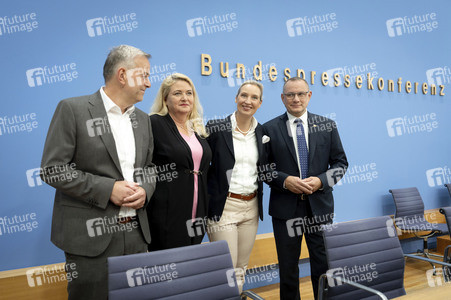 Bundespressekonferenz 'AfD - Auswirkungen der Landtagswahlen in Berlin und Mecklenburg-Vorpommern auf die Bundespolitik' in Berlin
