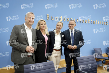Bundespressekonferenz 'AfD - Auswirkungen der Landtagswahlen in Berlin und Mecklenburg-Vorpommern auf die Bundespolitik' in Berlin