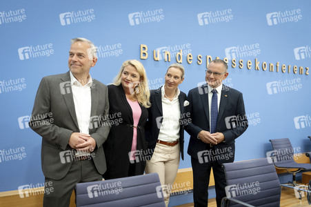 Bundespressekonferenz 'AfD - Auswirkungen der Landtagswahlen in Berlin und Mecklenburg-Vorpommern auf die Bundespolitik' in Berlin