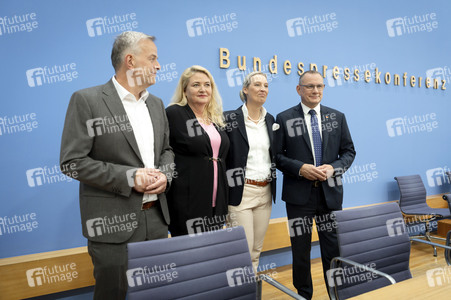 Bundespressekonferenz 'AfD - Auswirkungen der Landtagswahlen in Berlin und Mecklenburg-Vorpommern auf die Bundespolitik' in Berlin