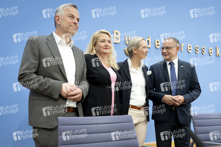 Bundespressekonferenz 'AfD - Auswirkungen der Landtagswahlen in Berlin und Mecklenburg-Vorpommern auf die Bundespolitik' in Berlin