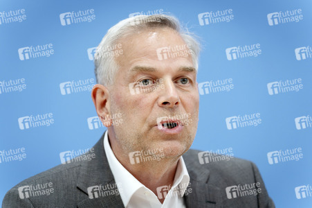 Bundespressekonferenz 'AfD - Auswirkungen der Landtagswahlen in Berlin und Mecklenburg-Vorpommern auf die Bundespolitik' in Berlin