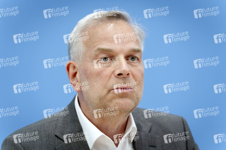 Bundespressekonferenz 'AfD - Auswirkungen der Landtagswahlen in Berlin und Mecklenburg-Vorpommern auf die Bundespolitik' in Berlin