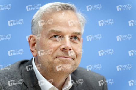 Bundespressekonferenz 'AfD - Auswirkungen der Landtagswahlen in Berlin und Mecklenburg-Vorpommern auf die Bundespolitik' in Berlin