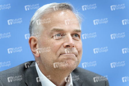 Bundespressekonferenz 'AfD - Auswirkungen der Landtagswahlen in Berlin und Mecklenburg-Vorpommern auf die Bundespolitik' in Berlin