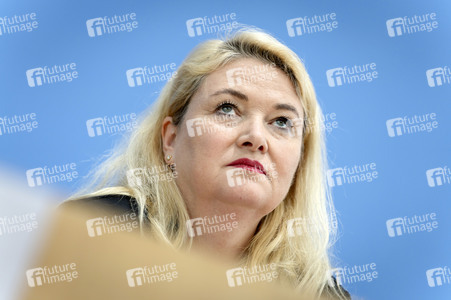 Bundespressekonferenz 'AfD - Auswirkungen der Landtagswahlen in Berlin und Mecklenburg-Vorpommern auf die Bundespolitik' in Berlin