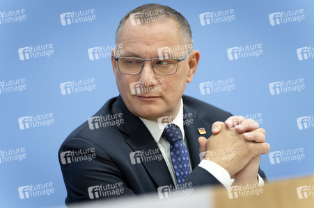Bundespressekonferenz 'AfD - Auswirkungen der Landtagswahlen in Berlin und Mecklenburg-Vorpommern auf die Bundespolitik' in Berlin