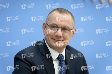 Bundespressekonferenz 'AfD - Auswirkungen der Landtagswahlen in Berlin und Mecklenburg-Vorpommern auf die Bundespolitik' in Berlin