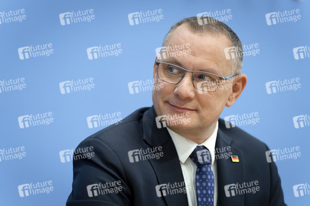 Bundespressekonferenz 'AfD - Auswirkungen der Landtagswahlen in Berlin und Mecklenburg-Vorpommern auf die Bundespolitik' in Berlin