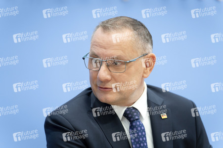 Bundespressekonferenz 'AfD - Auswirkungen der Landtagswahlen in Berlin und Mecklenburg-Vorpommern auf die Bundespolitik' in Berlin