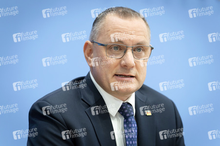 Bundespressekonferenz 'AfD - Auswirkungen der Landtagswahlen in Berlin und Mecklenburg-Vorpommern auf die Bundespolitik' in Berlin
