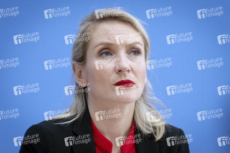 Bundespressekonferenz 'Die Linke - Auswirkungen der Landtagswahlen in Berlin und Mecklenburg-Vorpommern auf die Bundespolitik' in Berlin