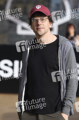 Ankunft von Jesse Eisenberg auf dem San Sebastian International Film Festival 2026