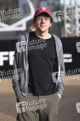 Ankunft von Jesse Eisenberg auf dem San Sebastian International Film Festival 2026