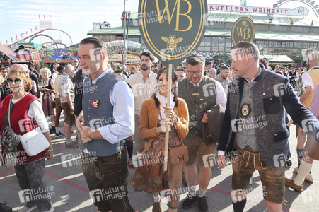 Cathy Hummels Wiesn-Bummel beim Oktoberfest 2026 in München