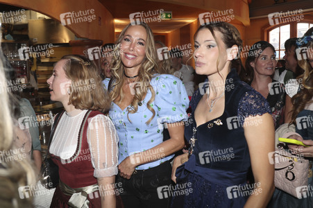 Cathy Hummels Wiesn-Bummel beim Oktoberfest 2026 in München