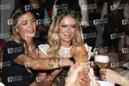 Cathy Hummels Wiesn-Bummel beim Oktoberfest 2026 in München