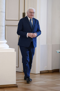 12.02.2026<br>Übergabe der Wohlfahrtsmarken 2026 durch den Bundesminister der Finanzen an den Bundespräsidenten in Berlin