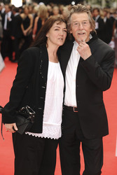 John Hurt mit Begleitung