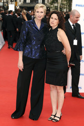 Jane Lynch mit Begleitung