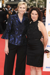 Jane Lynch mit Begleitung