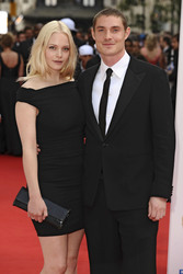 John Partridge mit Begleitung