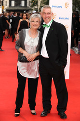 Julie Walters mit Begleitung