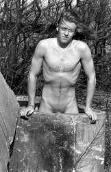 Mann in Betonröhre / Man in Concrete Tube