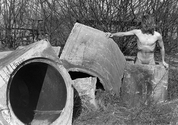 Mann in Betonröhre / Man in Concrete Tube