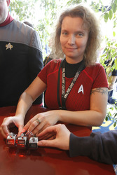 Manu Bartholomae präsentiert die Zähler vom Trekkie Weltrekord