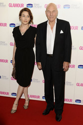 Patrick Stewart mit Begleitung