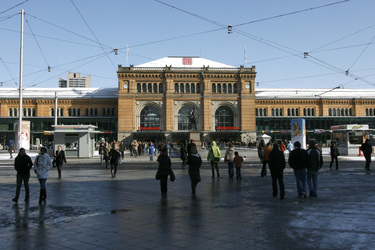 Hauptbahnhof und Ernst-August-Denkmal
