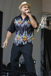 Pecussionist und Sänger von Karamelo Santo