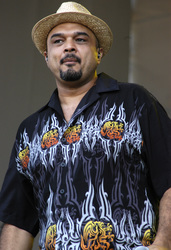 Pecussionist und Sänger von Karamelo Santo