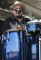 Pecussionist und Sänger von Karamelo Santo