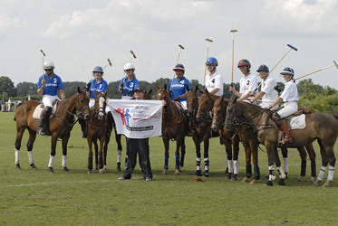 Die beiden Teams mit Julia Malik, Bettina Hoy, Rosalind Baffoe, Markus Majowski, Heino Ferch und Marie-Jeanette Steinle