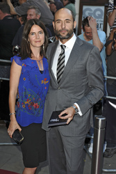 Mark Strong mit Begleitung