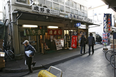 Läden und Fischrestaurants am Fischmarkt